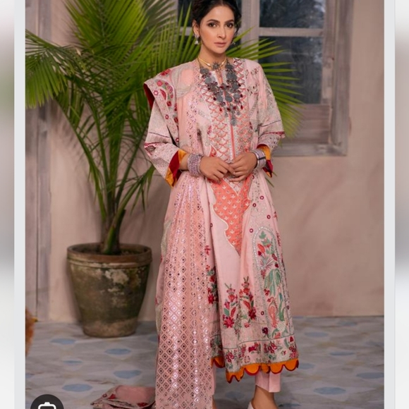 Indian/pakistani suit - Picture 1 of 3